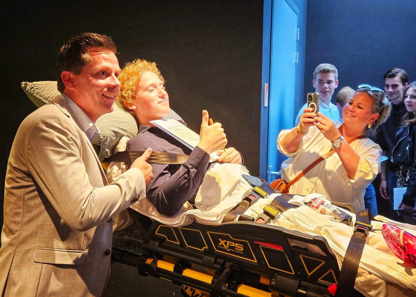 Duuk Weck ontvangt zijn diploma