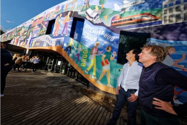 Theobert van Boven (l) en Winy Maas bij de zeer bijzondere gevel van gymnasium Beekvliet. ©jan zandee