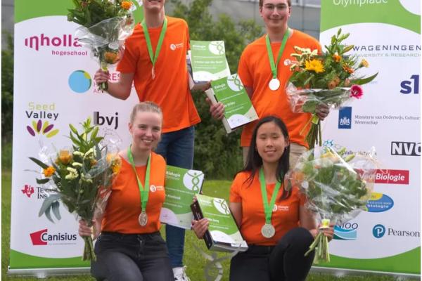 Bas Krikke (rechtsboven) uit Vught werd tweede tijdens de Nederlandse Biologie Olympiade. Linksboven winnaar Tristan van der Beek. Onder: Mila Koekoek (4e) en Allie Zong (3e). © Biologie Olympiade