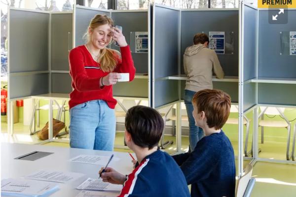 Het stembureau in het practicumlokaal van Gymnasium Beekvliet. © Jan Zandee